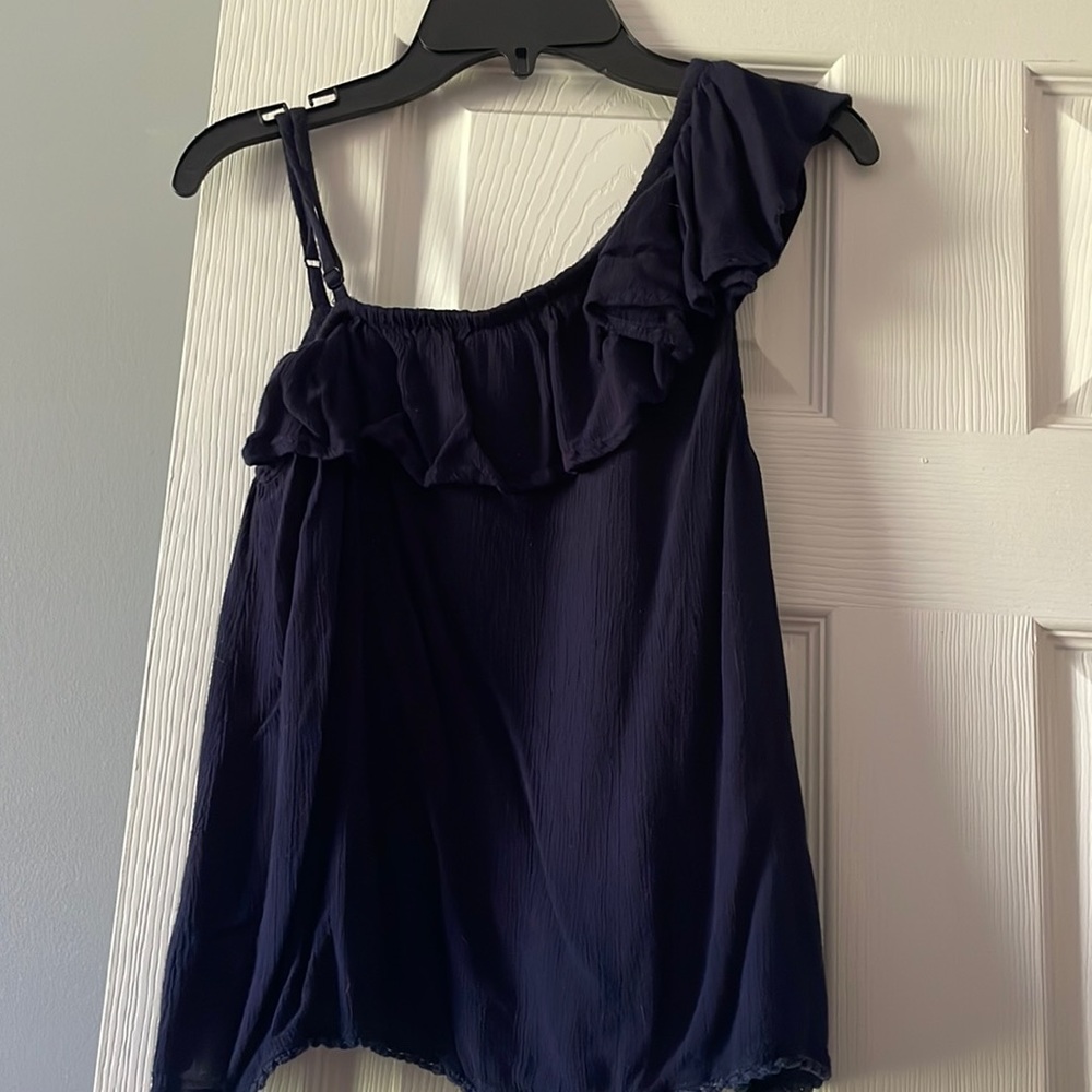 Did the shoulder in one side and spaghettini strap on other side and tightshirt